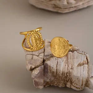Detaillierte Makroansicht der 18K vergoldeten Vintage-Ringe mit römischer Münze und Maria