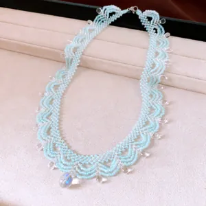 Vue détaillée de ce collier en dentelle de perles bleu clair avec de jolies gouttes