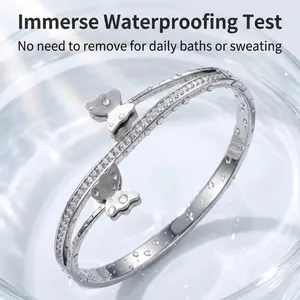 Gedetailleerd overzicht van waterdichte vlinderarmband van roestvrij staal in water