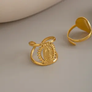 Detailansicht des römischen Münzrings mit Jungfrau Maria, 18 Karat vergoldet