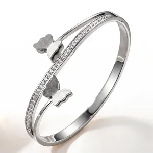 Eleganter Armreif aus Edelstahl mit zwei Schmetterlingen und funkelnden Zirkonia-Steinen