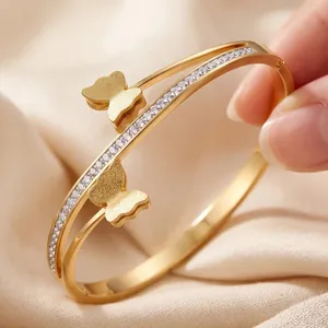 Nahaufnahme eines eleganten goldenen Schmetterlingsarmbands aus Edelstahl mit Zirkonia