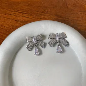 Macro detailweergave van 18k vergulde strikoorbellen met heldere druppelvormige zirkoon