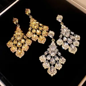 Pendientes de candelabro de estilo retro francés con pedrería de pera en estuche