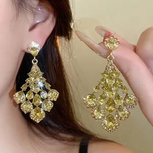 Elegantes pendientes colgantes vintage franceses con cristales amarillos de gota