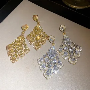 Elegantes pendientes largos vintage franceses con diamantes de imitación y cristales.