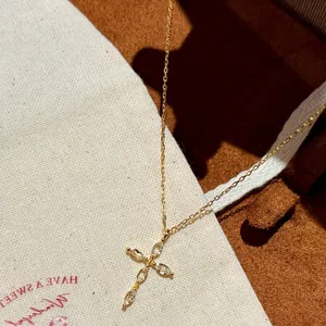 Élégant collier avec pendentif croix en zircon de style français et chaîne dorée