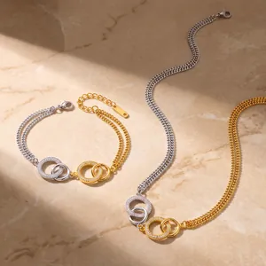 Detailansicht eines Schmucksets aus zweifarbigem Metall mit ineinandergreifenden Ringen