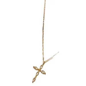 Élégant collier croix en or de style français avec zircons étincelants en taille marquise