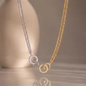Detail von verschlungenen Kreis-Halsketten in Gold und Silber mit funkelnden Strasssteinen