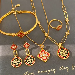 Squisito set di gioielli vintage placcato oro 24K con fiori in smalto rosso e pietre zirconi