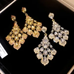 Gedetailleerde close-up van vintage Franse stijl waterdruppel kristallen kroonluchter oorbellen