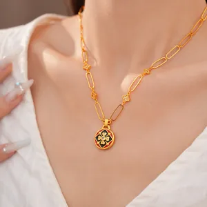 Vista dettagliata di una collana retrò placcata oro 24K con pendente a fiore in zircone