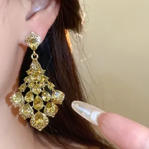 Gedetailleerd overzicht van vintage Franse hofstijl oorbellen met gele strass-steentjes