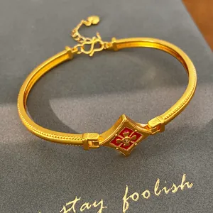 Macro di bracciale rigido placcato oro 24K con fiore in smalto rosso e zircone