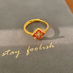 Dettaglio anello placcato oro 24K con fiore in smalto rosso e zirconi