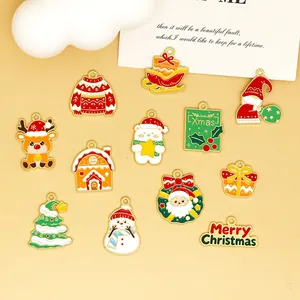 Detailansicht farbenfroher Weihnachts-Emaille-Anhänger für DIY-Schmuckherstellung