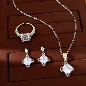 Detailansicht eines lila Zirkon-Schmucksets mit Halskette, Ring und passenden Ohrringen.