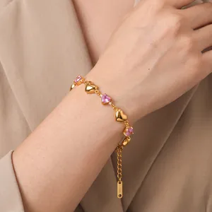 Detailansicht eines eleganten vergoldeten Edelstahl-Herzarmbands mit schönen rosa Zirkonia.