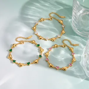 Detailansicht von mit 18 Karat vergoldeten Herzarmbändern aus Edelstahl mit Zirkonia.