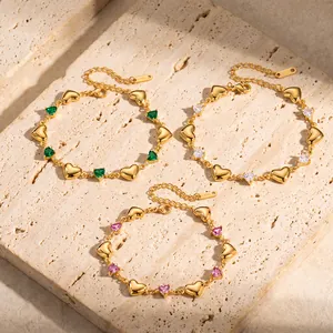 Detailansicht von drei Farbvarianten vergoldeter Armbänder mit herzförmigem Zirkonia.