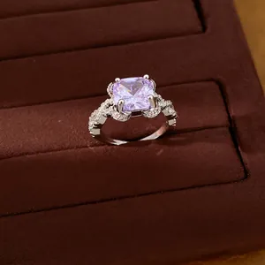 Detailansicht eines eleganten silbernen Rings mit lavendelfarbenem Zirkonia und Pavé-Satz