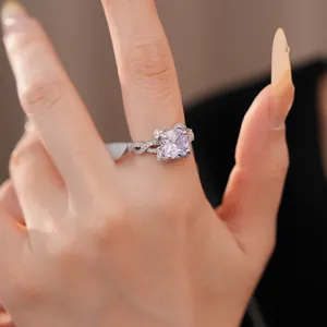 Detaillierte Makroaufnahme eines silbernen Rings mit einem quadratischen Lavendel-Zirkon.