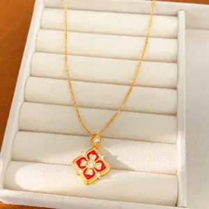 Vista dettagliata collana placcata oro 24K con ciondolo fiore rosso e zirconi cubici bianchi
