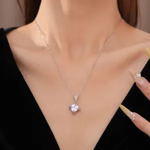Detailaufnahme einer eleganten Halskette mit Rauten-Zirkonia-Anhänger an einem Model