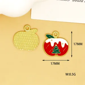 Makroaufnahme der Vorder- und Rückseite des roten Apfel-Weihnachtsanhängers mit Baum.