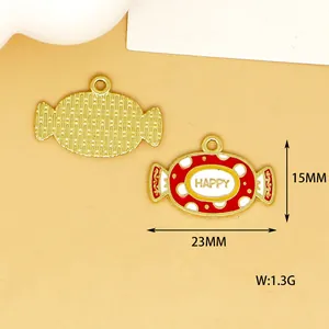 Detailansicht des roten Emaille-Anhänger-Bonbons mit HAPPY-Text und 23mm x 15mm Maß
