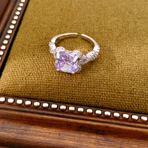 Nahaufnahme eines eleganten silbernen Rings mit violettem Zirkon im Kissen-Schliff