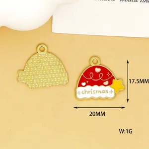 Detaillierte Nahaufnahme von rotem Weihnachtsmützen-Emaille-Anhänger, 17,5mm x 20mm