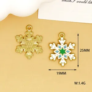 Detailansicht weißer Emaille-Schneeflocken-Anhänger mit Maßen 25mm x 19mm