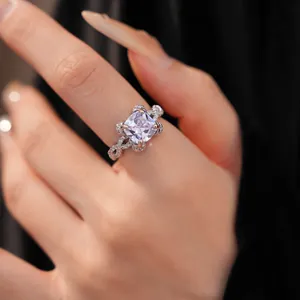 Nahaufnahme eines silbernen Rings mit lavendelfarbenem Stein und Unendlichkeitsband.