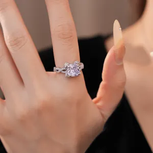 Nahaufnahme eines eleganten Silberrings mit einem großen lila Zirkonstein im Quadratschliff.