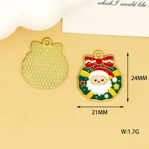 Makroansicht des Weihnachtsmann-Kranzanhängers mit Größe 21x24mm für DIY-Schmuck