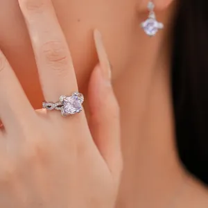 Detaillierte Makroansicht eines funkelnden quadratischen lavendelfarbenen Zirkonia-Rings