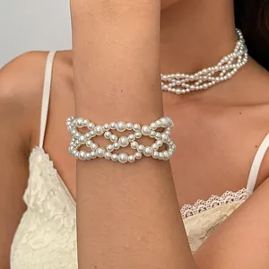 Detailansicht eines vintage mehrlagigen Perlenhalsketten- und Armband-Sets