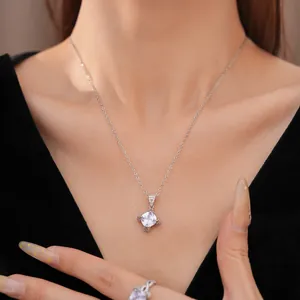Detailaufnahme einer funkelnden rautenförmigen Zirkon-Halskette an einem asiatischen Model