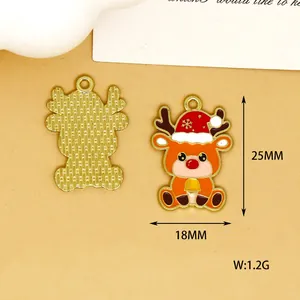 Detailansicht eines Weihnachts-Rentier-Emaille-Anhängers mit Maßen von 25 mm und 18 mm