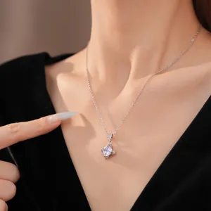 Nahaufnahme einer eleganten silbernen Halskette mit einem lila quadratischen Zirkon
