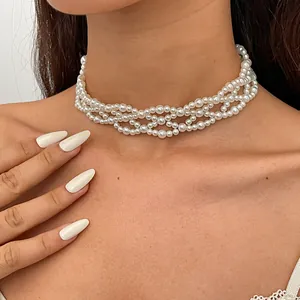 Detailaufnahme eines eleganten mehrlagigen Vintage-Perlen-Chokers an einem Modellhals.