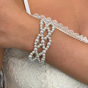 Nahaufnahme eines Vintage-Perlen-Accessoires mit geometrischem Muster auf Spitze.