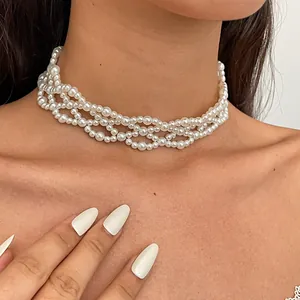 Nahaufnahme einer eleganten, mehrlagigen Retro-Perlen-Choker-Halskette an einem Modell