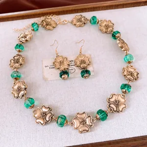 Detaillierte Ansicht des Vintage-Blumenschmucksets mit grünen Glaslaternenperlen