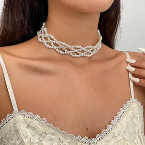 Detailansicht einer mehrlagig gewebten Vintage-Perlen-Choker-Halskette am Modell