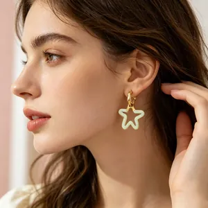 Boucles d'oreilles créoles dorées en acier inoxydable avec étoile en résine