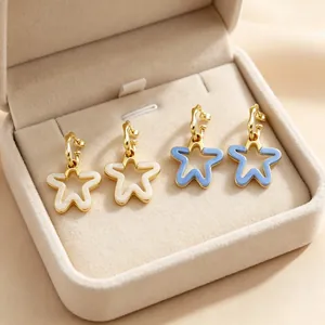 Détail de boucles d'oreilles en acier inoxydable en forme d'étoile évidée colorée