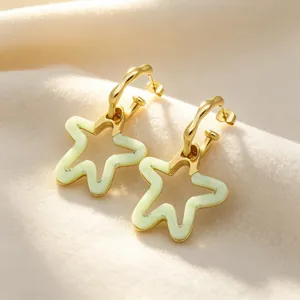 Boucles d'oreilles étoile en acier inoxydable avec pendentif résine vert clair sur tissu